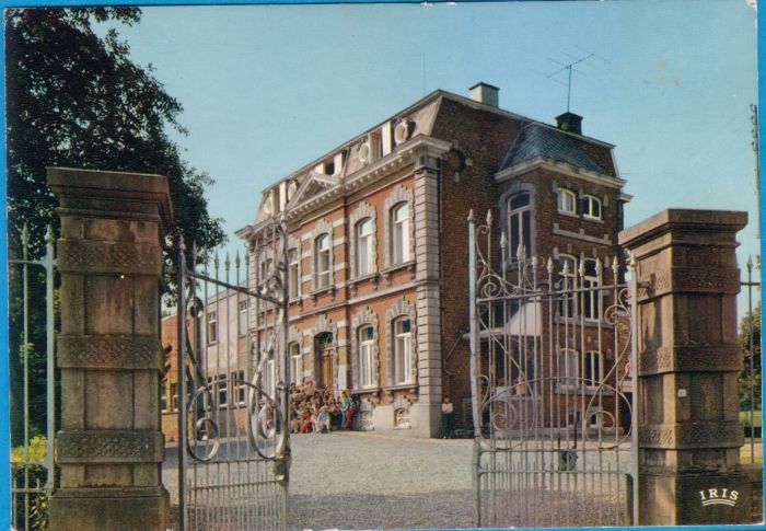 0022 - COMBLAIN-LA-TOUR – Carte postale : groupe sur escalier, côté grillage d’entrée