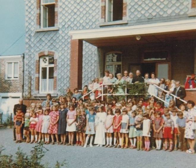0024 - COMBLAIN-LA-TOUR – 197? : groupe sur escalier du perron : LAGOCKI Alexis ; BARTNIK Pierre ; DZIEWIACIEN Jean-Pierre ; ……..