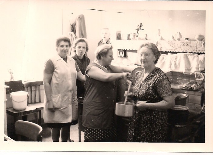 0040 - - COMBLAIN-LA-TOUR – Les cuisinières : ( ? ) ; Mme Bernadette Ogonowski ( la maman de Dominique et Eveline ) ; ( ? ) ; Mme Załobek ( la grand-mère de Francine et Georges ) ; à l’arrière : Mr ( ? )