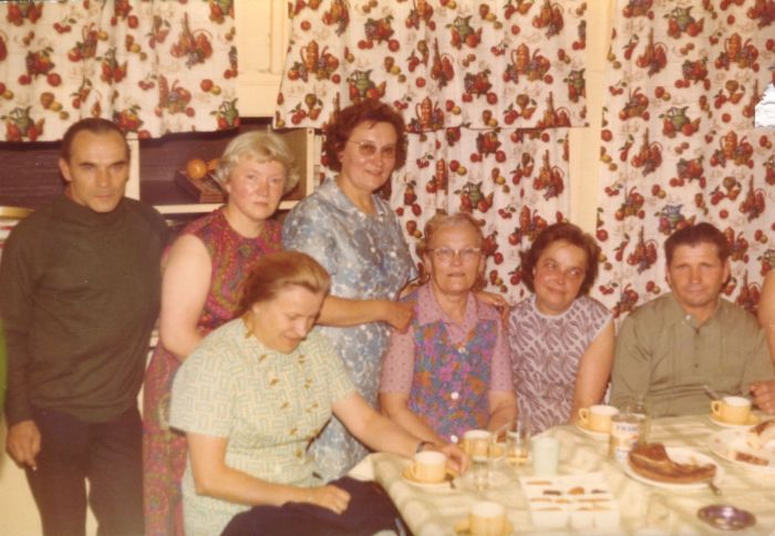 0043 - COMBLAIN-LA-TOUR – Les cuisinières et l’intendance : Assises : Mme Bujanowski ( l’épouse de Franek Bujanowski ) – Mme Martha Dziewiacien – Mme Bernadette Ogonowski – Andrei Makarov ; Debout : Mr Franek Front ( le papa de Pierre Front ) – ( ??? ) – Mme Bardo
