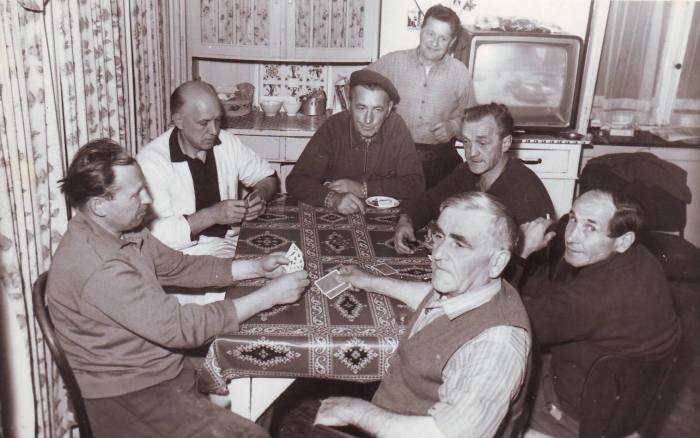 0045 - COMBLAIN-LA-TOUR – Les cuisinières et l’intendance : Mr Franek Bujanowski ; ( ? ) ; Pan Jan ; Mr Léon Warchulski ; ( ? ) ; ( ? ) ; debout derrière : ( ? )