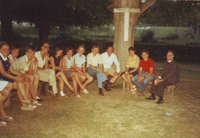 0070 - COMBLAIN-LA-TOUR – Dans le parc en nocturne : ( ? ) ; ( ? ) ; ( ? ) ; Franek Klimanowicz ; ( ? ) ; ( ? ) ; ( ? ) ; ( ? ) ; ( ? ) ; ( ? ) ; Krystof ? ; Ks Kurzawa 