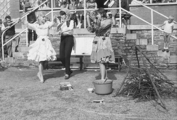 0071 - COMBLAIN-LA-TOUR : Ognisko – de jour – devant le perron : Les danseuses : ( ? ) ; Alice Bardo ; ( ? ) Sur l’escalier à gauche : Mr Bardo 