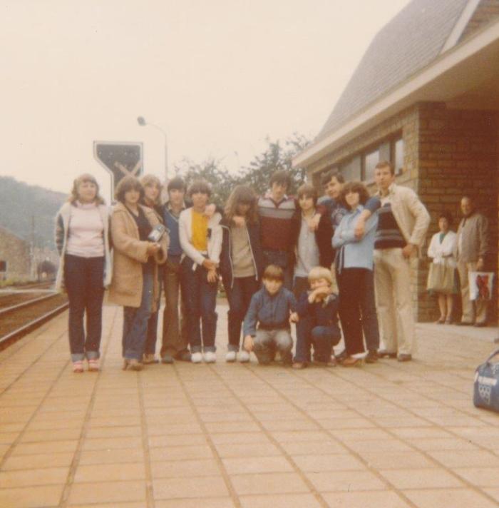 0078 - 1979 : COMBLAIN-LA-TOUR –  A la gare, le jour du départ : A l’avant plan, les 2 petits garçons accroupis : ( ? ) ; le blond : Janusz Latkowski ? ; Thérèse Spiewak ; Béatrice et Fabienne Laffut ; Freddy Motala ; Isabelle Swiderski ; ( ? ) ; Michel Konarski ; Hélène Piech ; Richard Szymczak ; Nathalie Swiderski ; Richard Chwoszcz. 