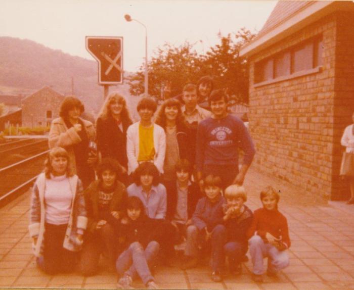 0079 - 1979 : COMBLAIN-LA-TOUR –  A la gare, le jour du départ : A l’avant plan assise : Cécile Danielewski. Accroupis : Thérèse Spiewak ; Dominique Ogonowski ; ( ? ) ; Hélène Piech ; Christophe Stefanski ; Janusz latkowski ; Eric Kotarzewski  Debout : Béatrice Laffut ; Fabienne Laffut ; Isabelle Swiderski ; Nathalie Swiderski ; Richard Chwoszcz ; Michel Konarski ; Richard Szymczak. 