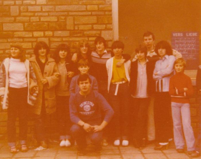 0080_1979 : COMBLAIN-LA-TOUR –  A la gare, le jour du départ : Accroupi : Richard Szymczak ; les 2 petits garçons : ( ? ) ; ( ? ) Debout : Thérèse Spiewak ; Béatrice Laffut ; Nathalie Swiderski ; Fabienne Laffut ; Michel Konarski ; Isabelle Swiderski ; Hélène Piech ; ( ? ) ; Richard Chwoszcz. 