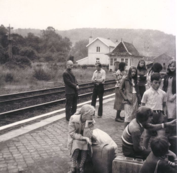 0081_1979 : COMBLAIN-LA-TOUR –  A la gare, le jour du départ : Ks Kurzawa et le chef moniteur Michal Pająk. Assise à gauche : Maryline Stefanski ; assis à droite : Philippe Pietka Les sœurs Milik ; Annie Korek ; en chemise blanche : Henri Zapalowski près de Fabienne Laffut ; Hélène Piech ? en jupe et long cheveux. 