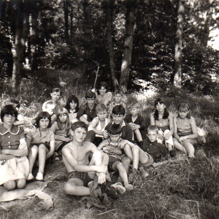 0090 : COMBLAIN-LA-TOUR – Halte dans les bois : Devant, Francis Leleux ; allongé aux pieds d’Alice Bardo, Jean-Pierre Dziewiacien ; à la droite d’Alice, Bernard Pytel ; au fond, au centre Raymond Mielcarek, avec à sa droite Pierre Front et à sa gauche, Mirka Tchajka 