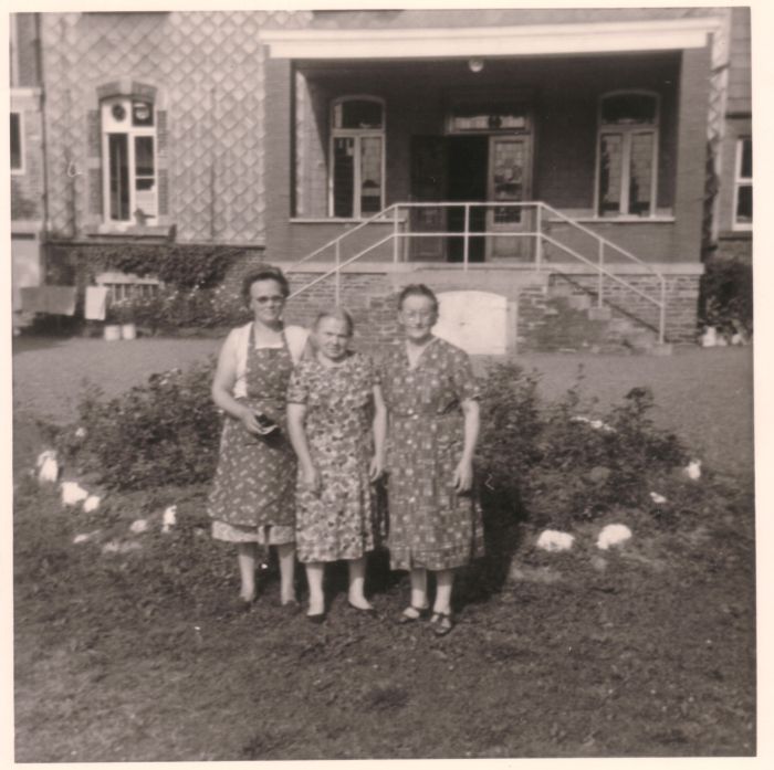 0096 : COMBLAIN-LA-TOUR – Cuisinières devant le perron : Mme Martha Dziewiacien ; ( ? ) ; Mme Weronika Załobek. 