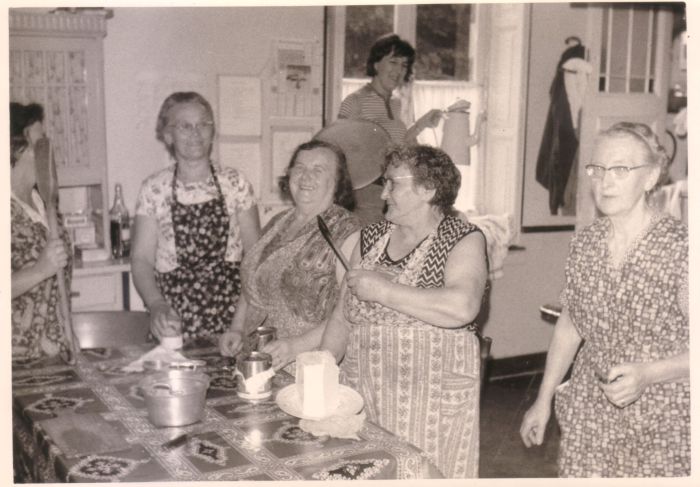 0097 : COMBLAIN-LA-TOUR – Dans la cuisine :Mme Anna Dudziak ; Mme Martha Dziewiacien ; ( ? ) ; ( ? ) ; Mme Weronika Załobek ; A l’arrière plan : ( ? ). 