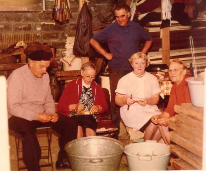 0098 - COMBLAIN-LA-TOUR – Cuisinières et cuisiniers au travail : Mr Szczypanski ; Mme Weronika Załobek ; ( ? ) ; Mme Martha Dziewiacien ; A l’arrière plan : ( ? ). 