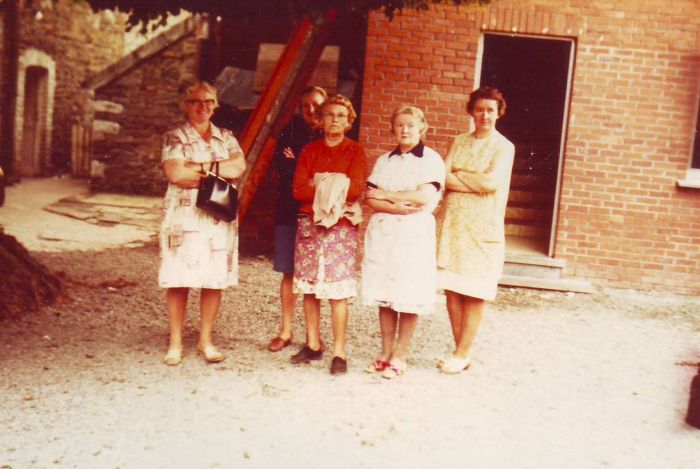 0099 : COMBLAIN-LA-TOUR – Cuisinières au pied du tilleul : ( ? ) ; Mme Bujanowski ; Mme Martha Dziewiacien ; ( ? ) ; Mme Geneviève Kobylski. 