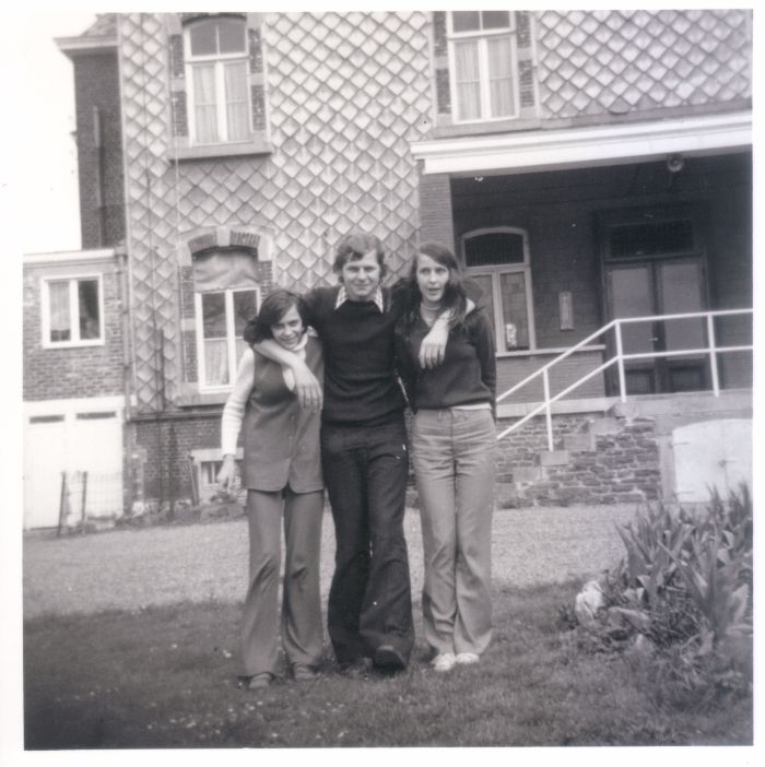 102 : COMBLAIN-LA-TOUR – Devant le perron : Dominique Ogonowski ; Georges Persich ; Eveline Ogonowski. 