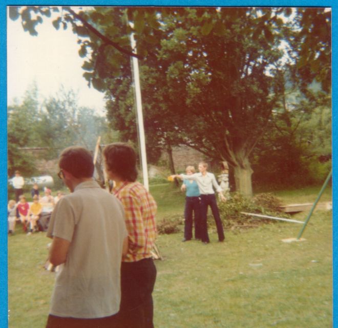 105 : COMBLAIN-LA-TOUR – Ognisko : Alexandre Persik ; Jean-Pierre Dziewiacien ; à l’avant plan, et de dos, le séminariste : Zénon Zak ; Henri Bogdanski. 