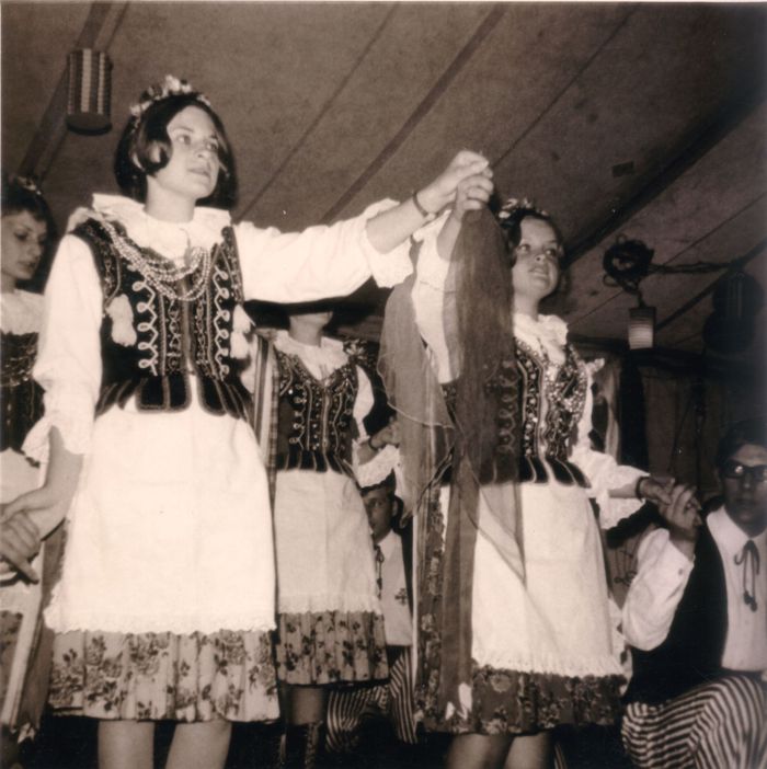 0094 - HAUTRAGE-ETAT – Spectacle du KSMP de Mons : Nadine Kucharzewski ; Stéphanie Goch ; Serge Préat. 