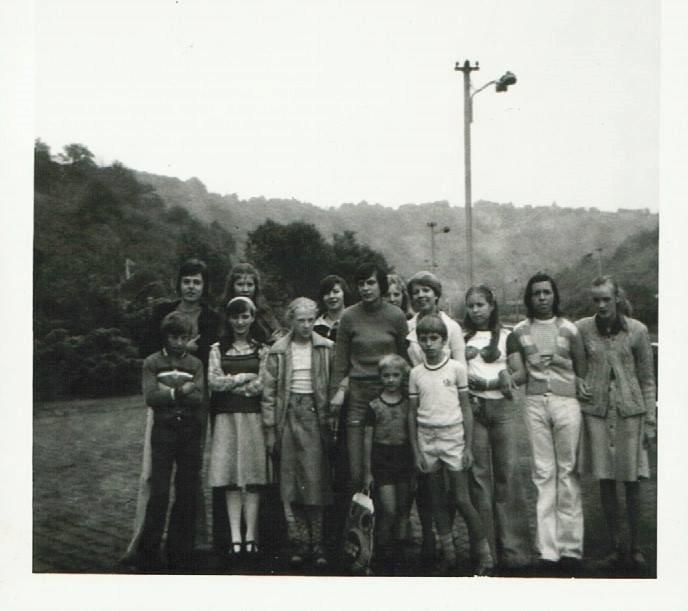 0077 : COMBLAIN-LA-TOUR – A la gare, le jour du départ : A l’avant-plan, les 2 petits garçons : Eric Kotarzewski ; ( ? ) ; Au premier rang : Philippe Pietka ; ( ? ) ; Maryline Stefanski ; Dominique Ogonowski ; Patricia Jakobowski ; Liliane Kieltyka ; Isabelle Swiderski ; Dominique Stefanski ; Au deuxième rang : Georges Bardo ; les sœurs Milik : Charlotte et Karine ; Fabienne Laffut. 