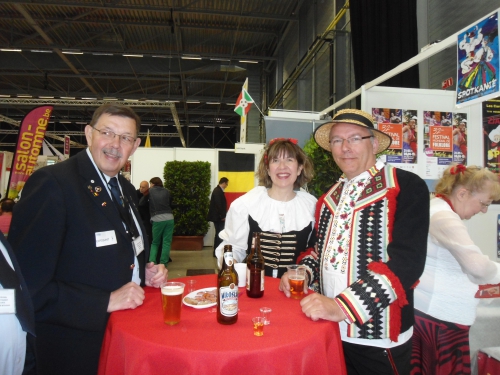 0124 : LA LOUVIERE – Stand des Polonais du Centre : Jean-Luc Dupont ; Sylvie Jelen ; Christian Kucinski. 