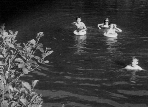 0125 : COMBLAIN-LA-TOUR – Dans l’Ourthe : Dominique Ogonowski ; avec les lunettes de soleil, Liliane Kiełtyka ; Isabelle Swiderski ; Pierre Rozenski. 