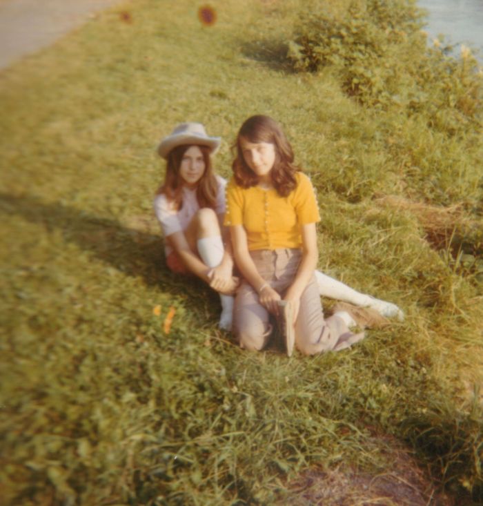 0128 : COMBLAIN-LA-TOUR – Dans le parc : Violette ? ; Eveline Ogonowski. 