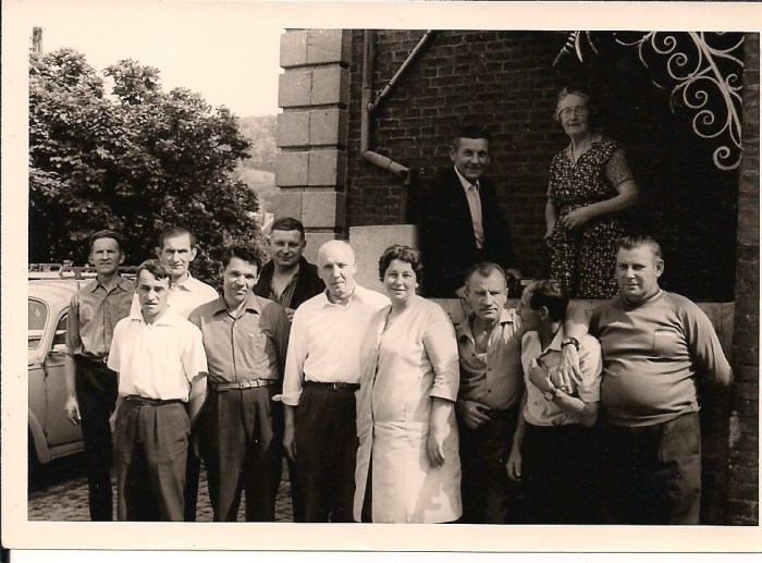 0111 : COMBLAIN-LA-TOUR – Devant l’escalier, côté grille d’entrée : Devant : Mr Michel Miklusiak ; Mr ? Rusowicz ; Mr Markiewicz ; Mme ( ? ) ; Mr Kazik Michalski ; Mr Zbigniew Matusiewicz ; Mr Tadek Szymczak ; au second plan : Mr ? Materna ; Mr Adam Ogonowski ; Mr Ludwig Mazgaj ; Sur l’escalier : Mr Walek Chmielecki ; Mde Weronika Załobek. 