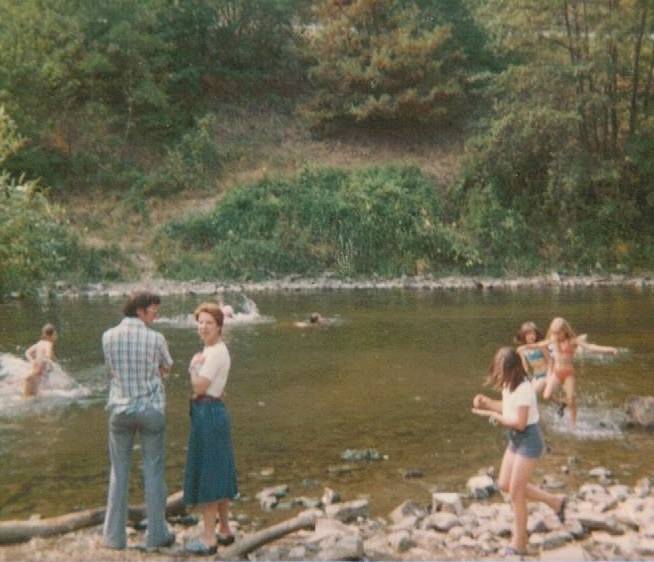 135 - 1976 : COMBLAIN-LA-TOUR – Le camp des gitans : César ( de Liège ) ; Patricia Jakobowska. 