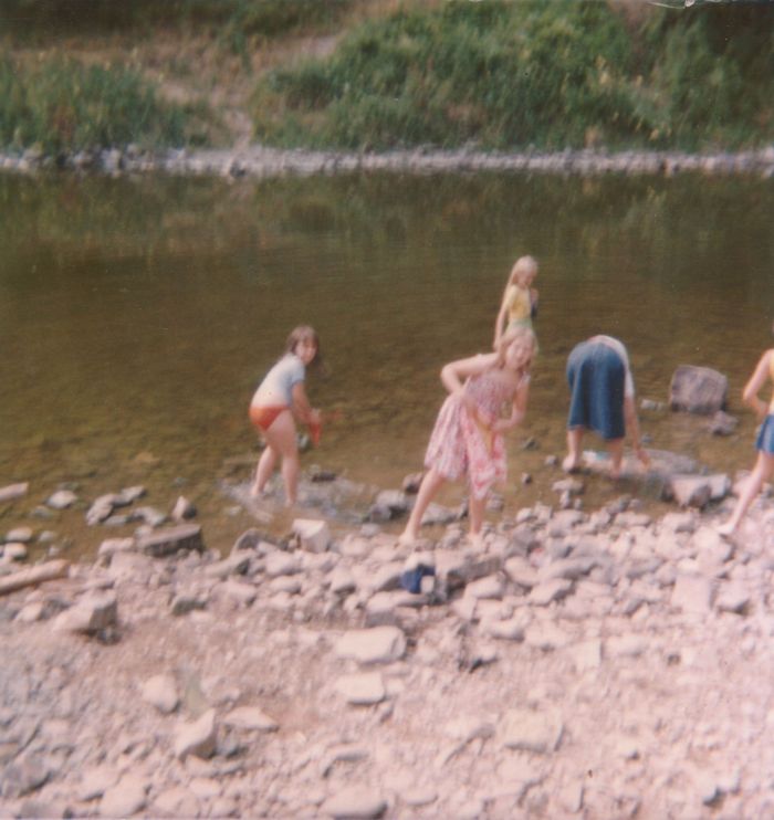 136 - 1976 :COMBLAIN-LA-TOUR – Le camp des gitans : Monique Kiełtyla ; Gisèle Wojas ; Patricia Jakobowska avec la jupe en jeans. 