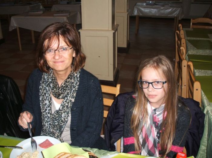 0149_2015 COMBLAIN-LA-TOUR : Retrouvailles des 26 et 27 septembre : Annie Paluszkiewicz ; Estelle Dubois. 