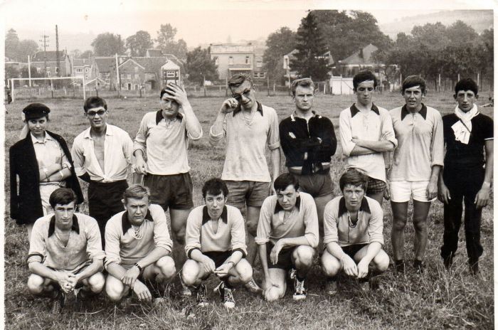 0154_1967 : COMBLAIN-LA-TOUR : Terrain de football : Accroupi : Raymond Mielcarek ; Zdzisław Chmielecki ; ( ? ) ; Kazimierz Danko ; André Karasinski. Debout : Basia ( Chef monitrice anglaise ) ; Jurek de Bruxelles ; Wiesław Król ; Zdzisław Blaszka ; Heniek Kurek ; ? Kopec ; Stan Pawlowski ?  ; ( ? ). 