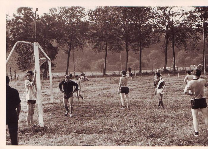 0156_1967 : COMBLAIN-LA-TOUR : Terrain de football : Le match. Le gardien de but Heniek Kurek, à l'arrière de face Raymond et le premier, de dos, André Karasinski. 