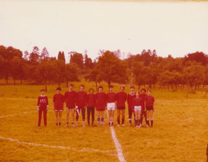 0158_1981 : COMBLAIN-LA-TOUR – 1981 : Terrain de football : ( ? ) ; ? Tomassi ; Richard Chwoszcz ; Michel Konarski ; Michel Łagocki ; Freddy Motala ; Georges Załobek ; Pierre Rozenski ; Heniu Zapalowski ; ( ? ) ; Giovanni ? ; ( ? ). 