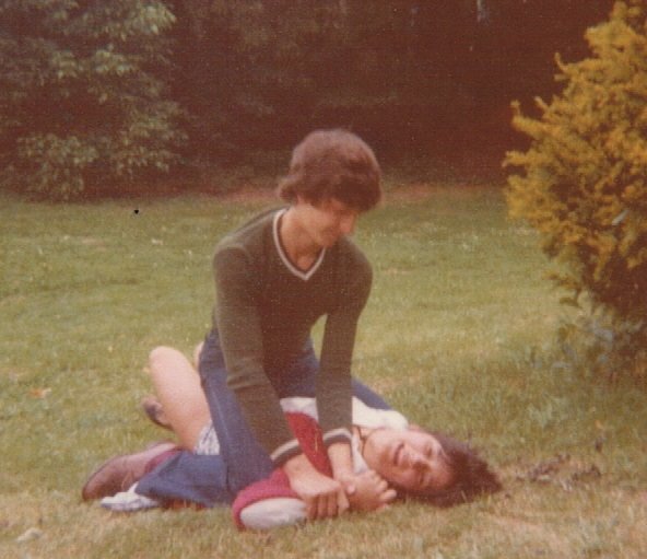 0163_1976 : COMBLAIN-LA-TOUR : Dans le parc : Michel Pietka, au dessus ; Maryline Desmet, en dessous 