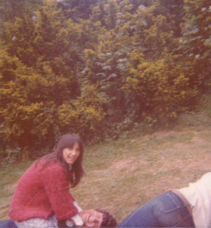 0164_1976 : COMBLAIN-LA-TOUR :: Dans le parc : Maryline Desmet, au dessus ; Michel Pietka, en dessous 