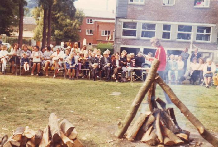 0167 : COMBLAIN-LA-TOUR : Autour de l’ognisko : Mme Weronika Załobek ; Ks Kurzawa ; Mr et Mme Pomorski ; Alexis Łagocki debout ; …. 