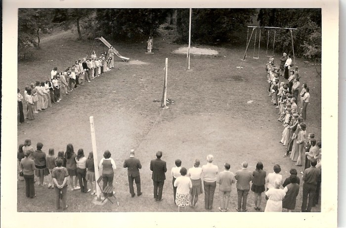 0171 : COMBLAIN-LA-TOUR : Autour du drapeau : Ks Kurzawa ;  Du côté des garçons : Pani Merta ; Georges Bardo ; Pierre Front ; François ? ; Georges Załobel ; Jean-Pierre Dziewiacien ; Marek Bujanowski ; ? …. Du côté des filles : ? … 