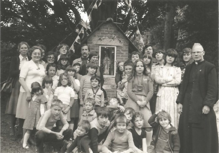0173_1978 : COMBLAIN-LA-TOUR :: Devant la petite chapelle : Pani Bardo ; Fabienne Laffut ; ? …………… 