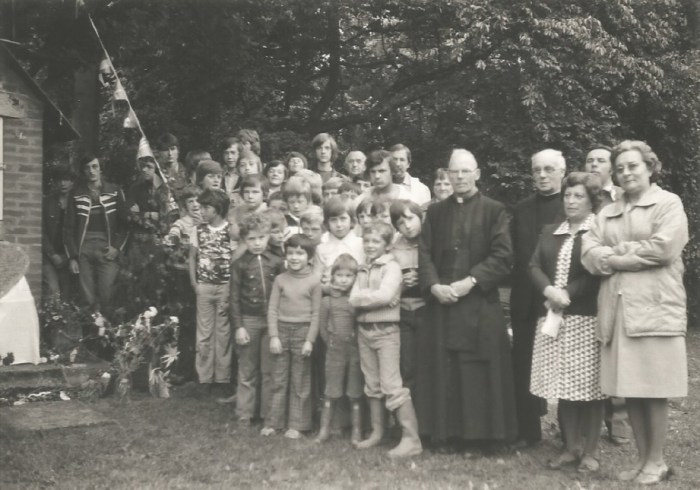 0174_1978 : COMBLAIN-LA-TOUR : Devant la petite chapelle : Ks Kurzawa ; Ks Kejke ; Pani Bardo ; Mr Paterka ; Michel Konarski ; Richard Szymczak ; ?…. 