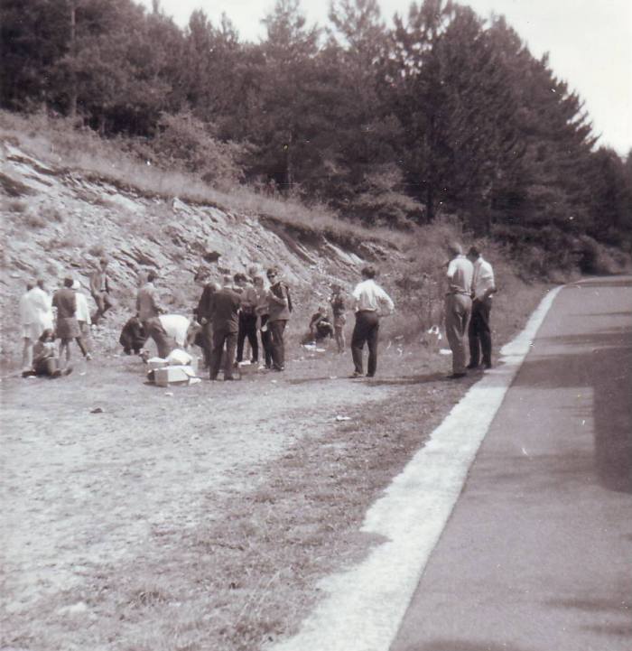 0178 : COMBLAIN-LA-TOUR : Promenade et arrêt au bord de la route : Un groupe en promenade ( collection Zdzisław Blaszka ). 