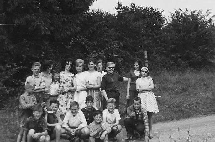 0179 : COMBLAIN-LA-TOUR : Rencontre, au bord de la route, d’un groupe de filles et d’un groupe de garçons : Accroupis : ( ? ) ; ( ? ) ; ( ? ) ; Paul Jędrzejczyk ; Jean Paluszkiewicz ; ( ? ) ; ( ? ). Debout : ( ? ) ; ( ? ) ; ( ? ) ; ( ? ) ; ( ? ) ; Jeanine Grajesz ; Irène Jamka ; Thérèse Sierkowicz ; François Chwoszcz ; ( ? ) ; ( ? ) ( collection Zdzisław Blaszka ). 