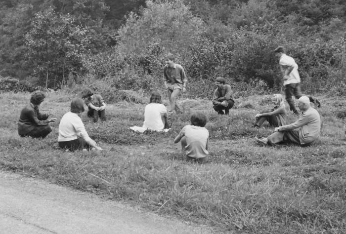 0180 : COMBLAIN-LA-TOUR : Jeu du mouchoir au bord de la route : Jurek Stoj ; …… ( collection Zdzisław Blaszka ). 