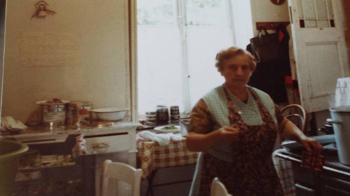 0182 : COMBLAIN-LA-TOUR : Dans la cuisine : Mme Koldziejka. 