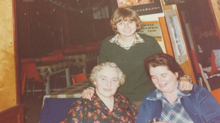 0183 : COMBLAIN-LA-TOUR : Dans le réfectoire : Assise : Mme Koldziejka ; ( ? ). Debout : la jeune fille en vert, c'est la petite fille d'une dame de Pologne qui venait chaque année travailler en cuisine. 