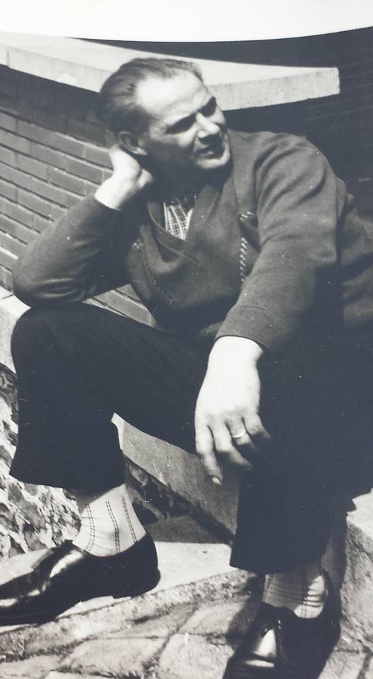 0184 : COMBLAIN-LA-TOUR : Sur le perron : Le grand-père de Béatrice et Fabienne Laffut ; il décédé en 1968. 