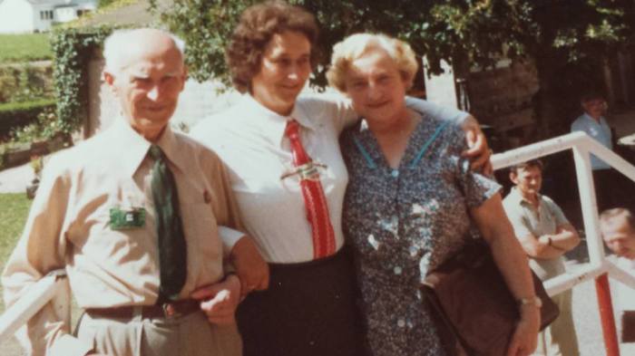 0185 : COMBLAIN-LA-TOUR : Sur le perron : ( ? ) : Béatrice Laffut ; Mme Koldziejka - ce sont d'anciens scouts. 