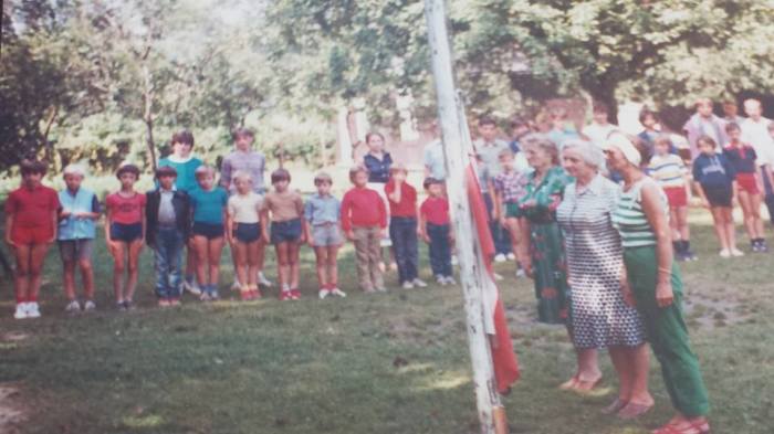 0186 : COMBLAIN-LA-TOUR : Montée du drapeau : Les cuisinières à l’honneur lèvent le drapeau : au centre : Mme Koldziejka, à sa droite, c'est Madame Witecki, qui travaillait également aux cuisines, l'autre dame venait aussi de Pologne. 