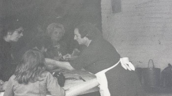 0187 : COMBLAIN-LA-TOUR : Majówka Mme Koldziejka vendant de la choucroute à la majówka. 